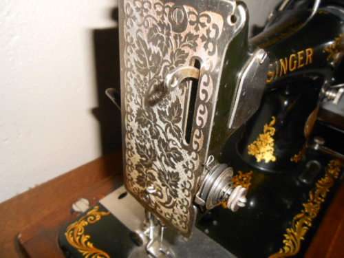 1938 SINGER VIBRATING SHUTTLE SEWING MACHINE