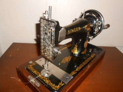 1938 SINGER VIBRATING SHUTTLE SEWING MACHINE