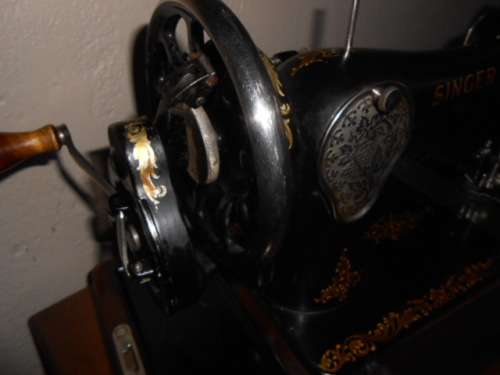 1938 SINGER VIBRATING SHUTTLE SEWING MACHINE
