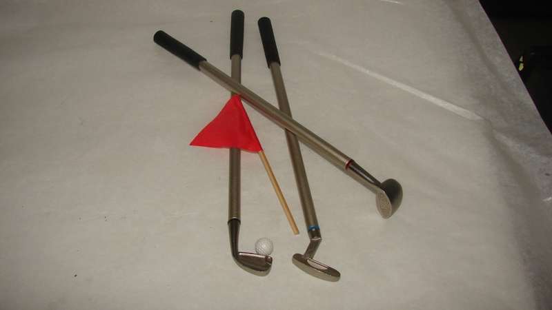 Australian Desktop Golf Set: 3 Clubs doubles as Pens, Green, 2x Balls