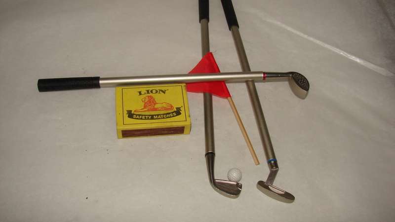 Australian Desktop Golf Set: 3 Clubs doubles as Pens, Green, 2x Balls