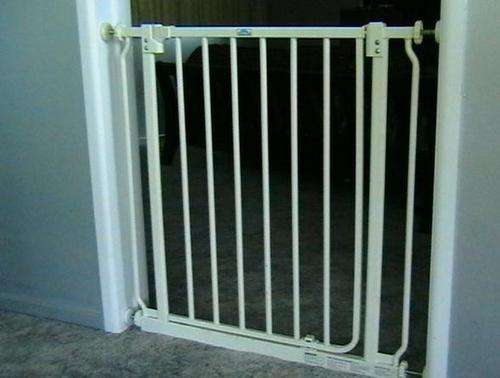 Dream Baby ---- Swing Closed Gate.