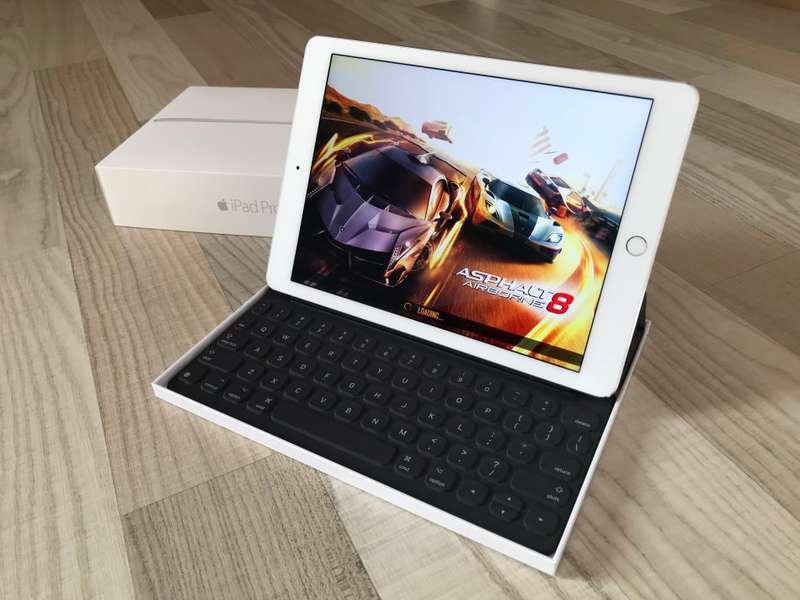 Apple iPad Pro 9.7 256GB WiFi + Cellular! Includes Smart Keyboard. Like New! Bargain Deal!