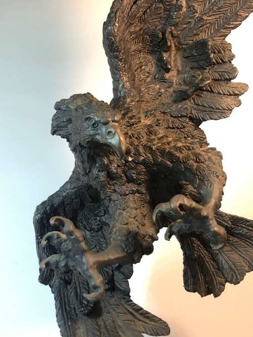 A LARGE BRONZE SCOTTISH SCULPTURE OF AN EAGLE BY ARCHIBALD THORNBURN (1860-1935)