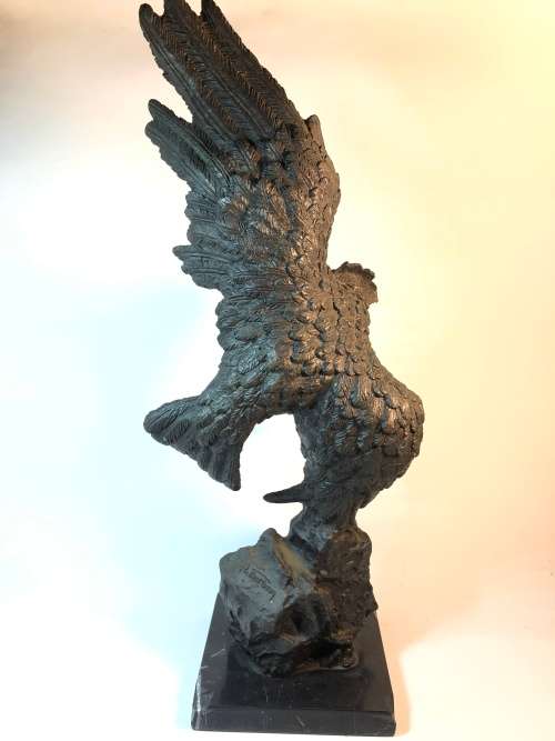 A LARGE BRONZE SCOTTISH SCULPTURE OF AN EAGLE BY ARCHIBALD THORNBURN (1860-1935)