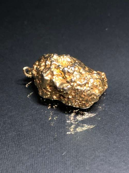 A BESPOKE GREY AGATE PENDANT WITH GOLD GILDED EDGING