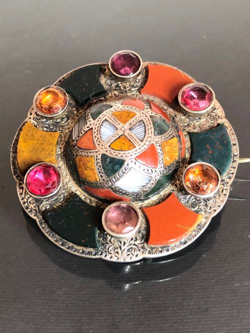 A SCOTTISH AGATE SILVER BROOCH WITH SEMI PRECIOUS STONES