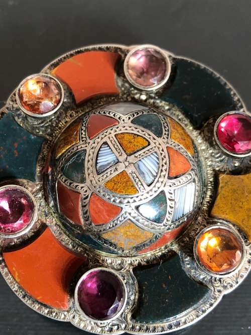 A SCOTTISH AGATE SILVER BROOCH WITH SEMI PRECIOUS STONES