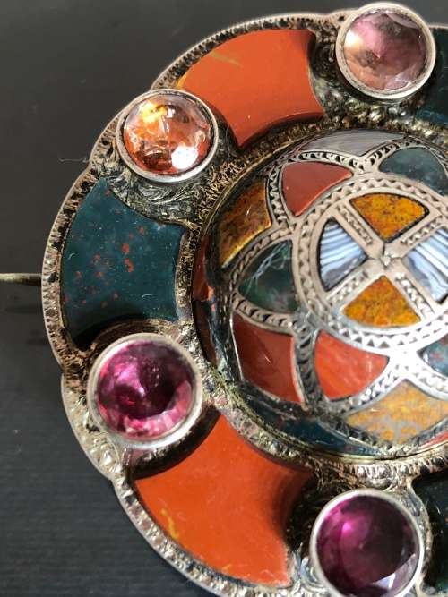 A SCOTTISH AGATE SILVER BROOCH WITH SEMI PRECIOUS STONES