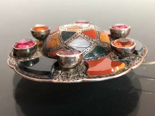 A SCOTTISH AGATE SILVER BROOCH WITH SEMI PRECIOUS STONES