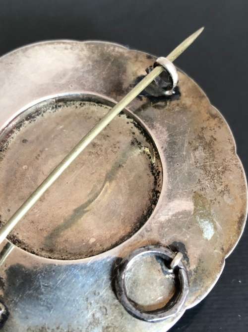 A SCOTTISH AGATE SILVER BROOCH WITH SEMI PRECIOUS STONES