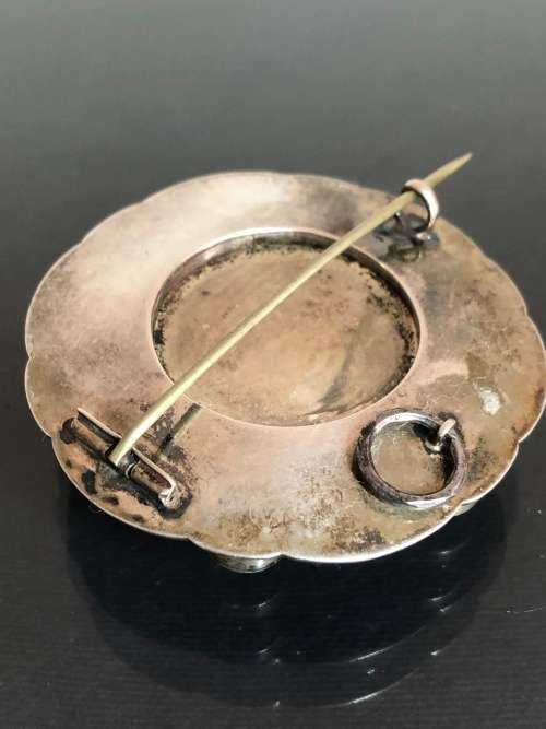 A SCOTTISH AGATE SILVER BROOCH WITH SEMI PRECIOUS STONES
