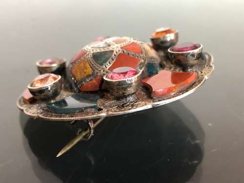 A SCOTTISH AGATE SILVER BROOCH WITH SEMI PRECIOUS STONES