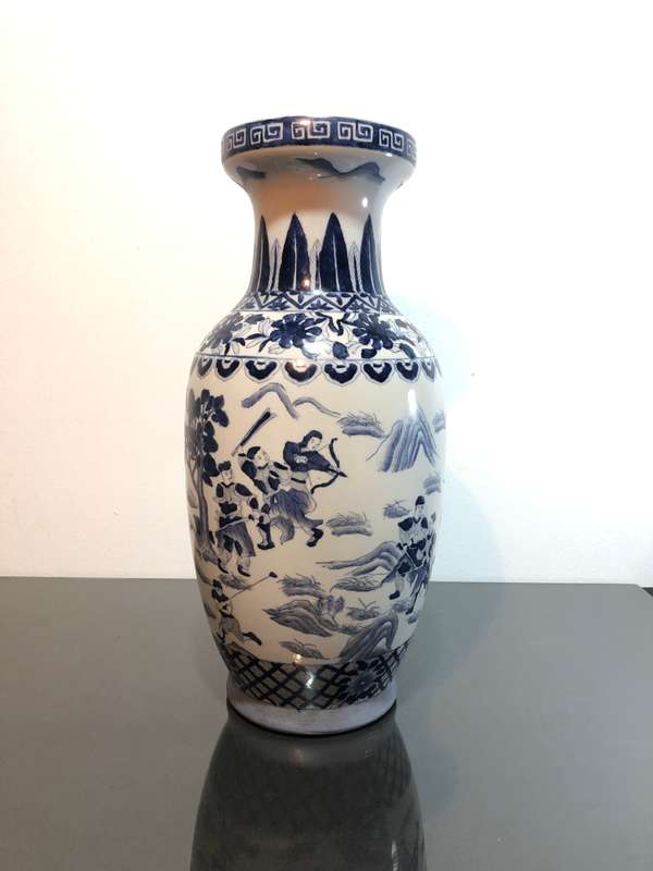 A Large Chinese Blue and White Porcelain Vase