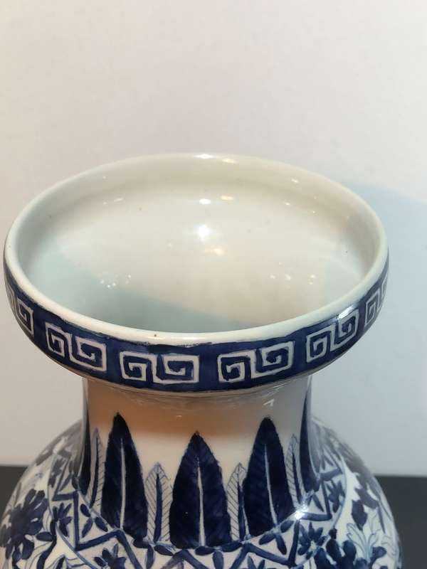 A Large Chinese Blue and White Porcelain Vase