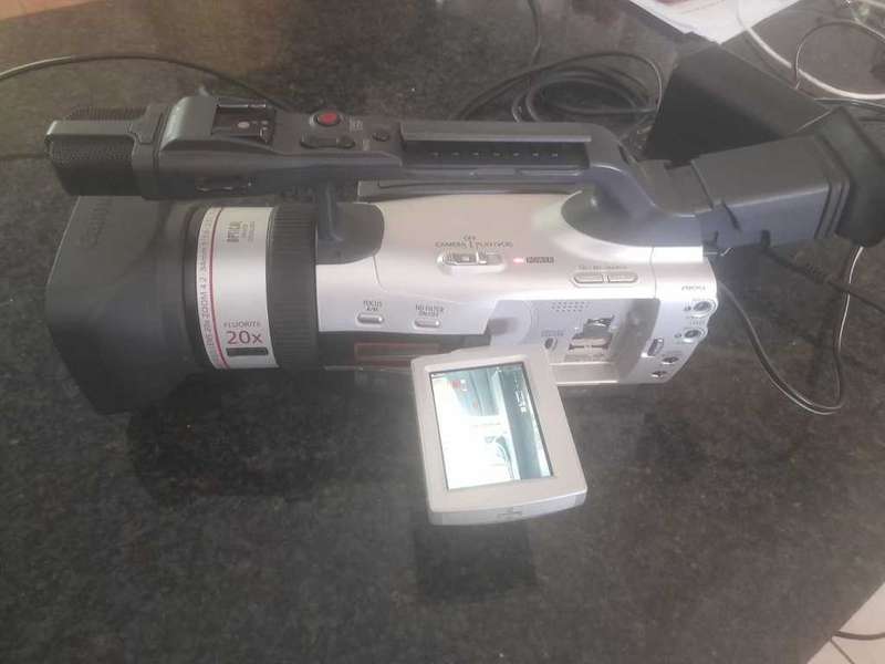 video cameras as a lot  some with battery and charger. some not all is working but will sell as is