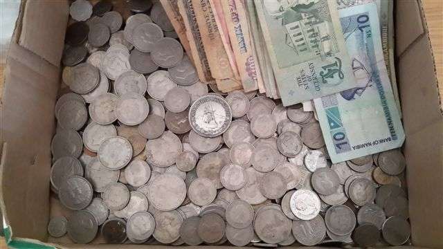 ONE BID FOR THE LOT Huge lot of  world  coins 400.And 49 old  bank notes