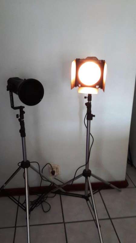 I am selling these two  Electra Classic 250i strobes, ive test them both and the modeling lights and
