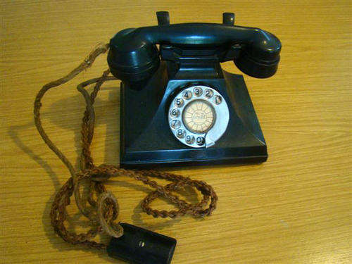 OLD TIME BAKERLITE TELEPHONE  SHIPPING WILL BE R40