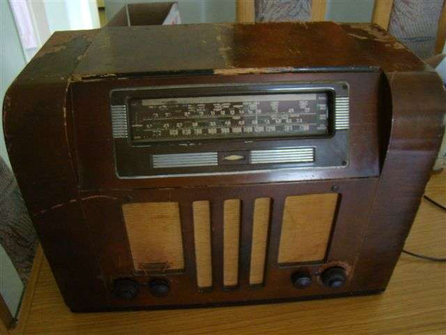 AN PHILCO Old-Time Radio  and the Golden Age of Radio WORKING  SHIPPING WILL BE R80