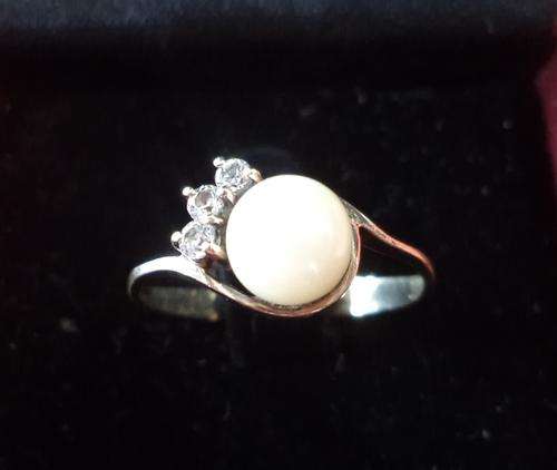 WOMANS RING 9ct GOLD