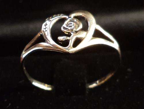 STUNNING HEART SHAPED LADIES 9ct GOLD RING !!