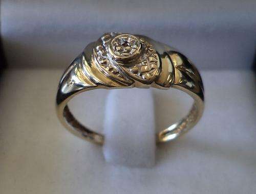 STUNNING LADIES 9ct GOLD RING..!!! EXCELLENT CONDITION