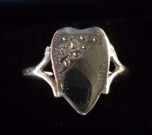 LOVELY LADIES 9ct GOLD RING..