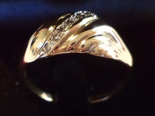 STUNNING LADIES 9ct GOLD WEDDING / ENGAGEMENT RING !!!