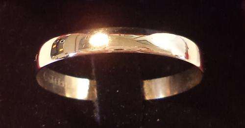STUNNING 9ct GOLD BAND !! GOOD CONDITION