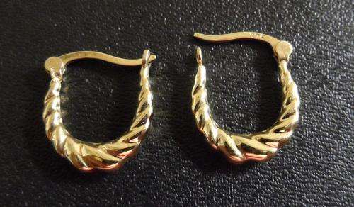 STUNNING LADIES 9ct GOLD EARING SET, GOOD CONDITION !