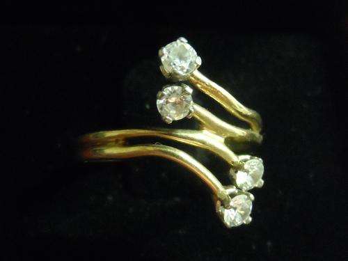 9ct GOLD STUNNING LADIES RING !