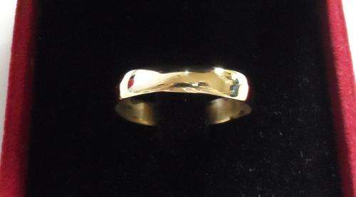 GOLD - 9ct LOVELY BAND ! GOOD CONDITION!