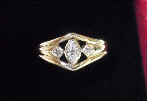 GOLD - 9ct STUNNING WOMANS WEDDING / ENGAGEMENT RING!