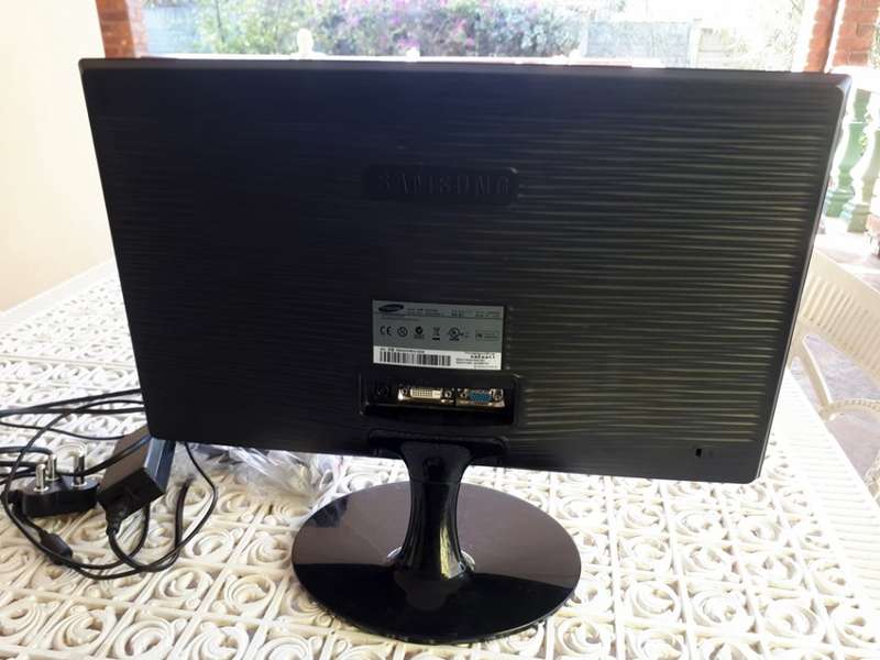 Samsung 20" S20A300B Series 3 LED Monitor 1600 x 900