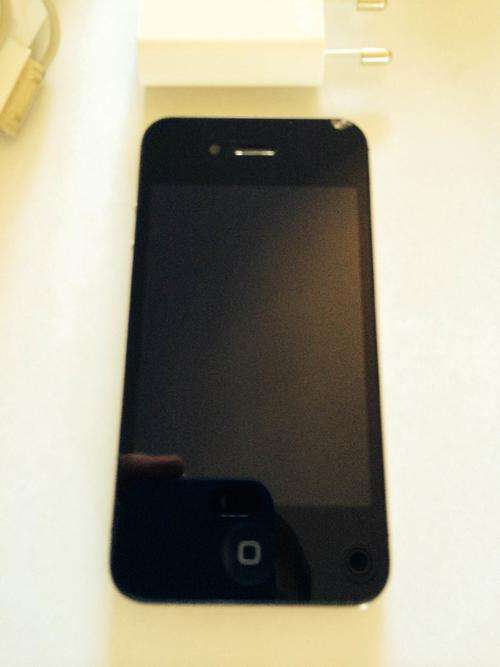 iphone 4s - chipped top right corner