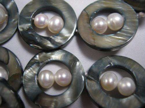 81 cm White freshwater pearl and silver mother of pearl necklace