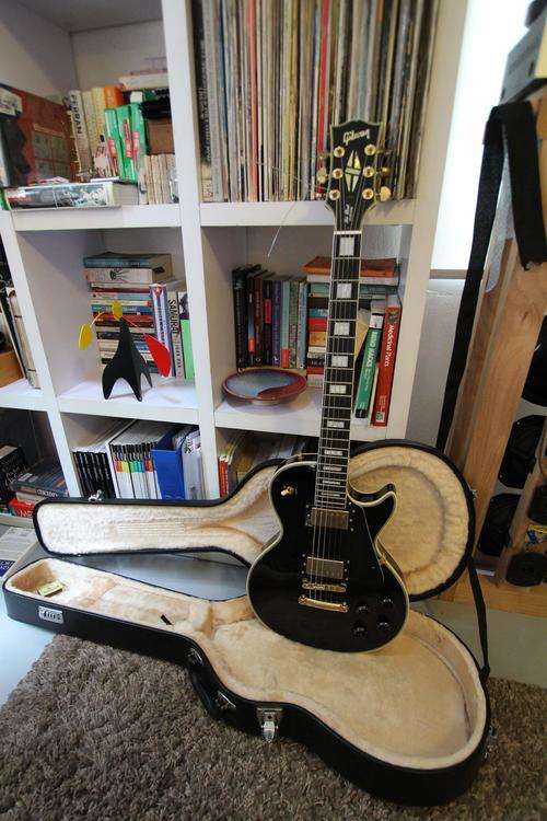 Beautiful Gibson Les Paul replica with Included Travel Case! RELIST DUE TO NON PAYMENT!