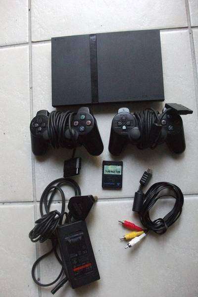 Playstation 2 PS2 console + 2 controllers, memory card and 5 Games!!!