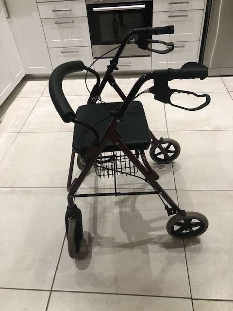 4 Wheel Walker / Rollator for elderly