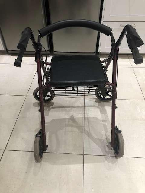 4 Wheel Walker / Rollator for elderly