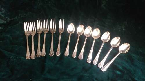 Nice Silverplate teaspoon and cake fork collection with cake lifter