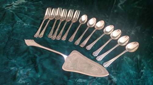 Nice Silverplate teaspoon and cake fork collection with cake lifter
