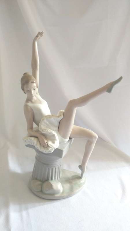 Beautiful classic large Lladro Nao sitting Ballerina figurine 1980 retired