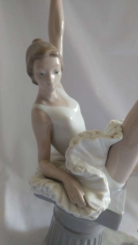 Beautiful classic large Lladro Nao sitting Ballerina figurine 1980 retired
