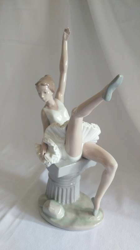 Beautiful classic large Lladro Nao sitting Ballerina figurine 1980 retired