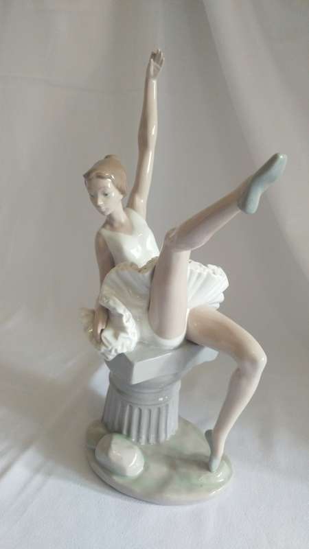 Beautiful classic large Lladro Nao sitting Ballerina figurine 1980 retired