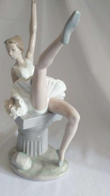 Beautiful classic large Lladro Nao sitting Ballerina figurine 1980 retired