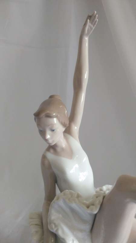 Beautiful classic large Lladro Nao sitting Ballerina figurine 1980 retired