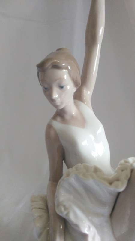 Beautiful classic large Lladro Nao sitting Ballerina figurine 1980 retired